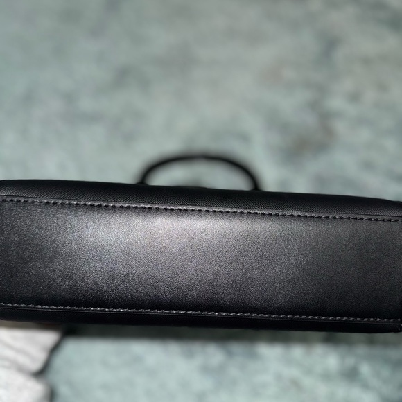 Like new Michael Kors handbag. - Picture 11 of 11